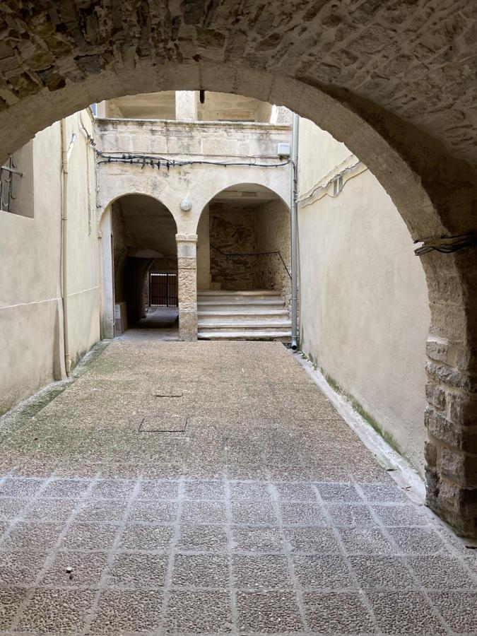 Ferienwohnung Place Aux Herbes Nîmes Exterior foto